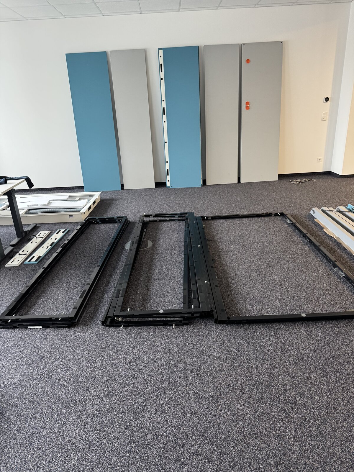 Montagephase einer Büro-Komplettausstattung