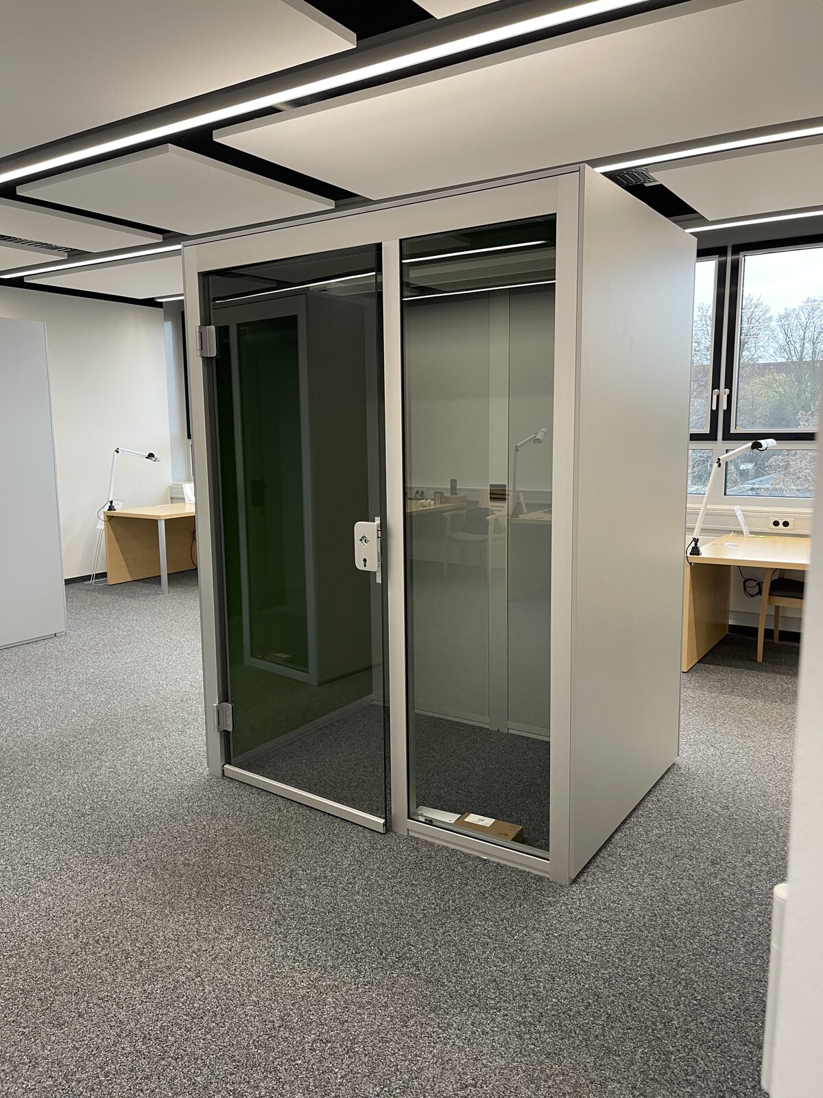 Akustikkabine mit grün getöntem Glas